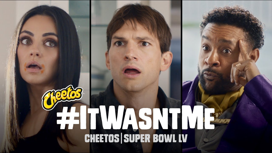 Propaganda da Cheetos com três fotos, sendo elas de Mila Kunis, Ashton Kutcher e Shaggy (em ordem, da esquerda para direita) com a "#ItWasntMe" centralizada inferior em branco - traduzindo para "não fui eu". Logo a baixo da frase tem escrito em um tom cinza "Cheetos | Super Bowl LV"