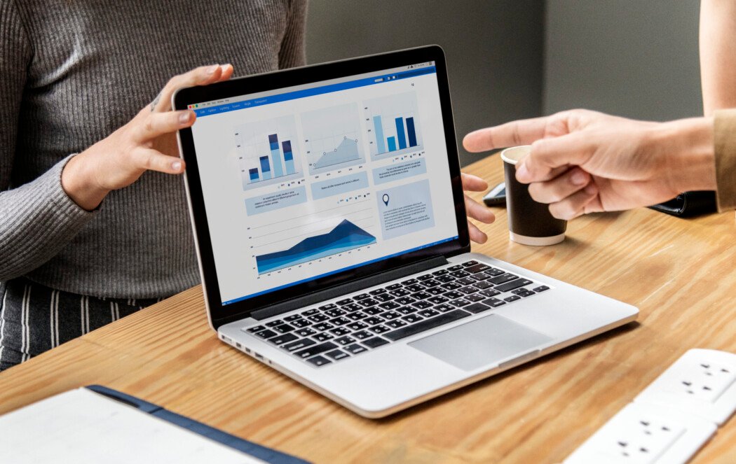 Notebook apresentando gráficos em tons de azul para corresponder a analise de dados, o marketing analítico.