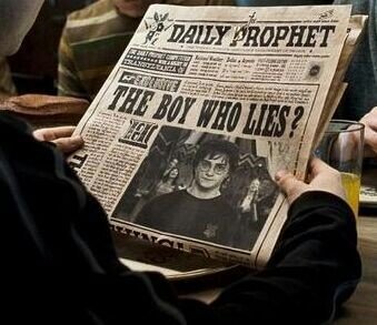 Harry Potter lendo no Profeta Diário uma matéria que tem sua foto cuja manchete diz “O garoto que mente?" no filme Harry Potter e a Ordem da Fênix